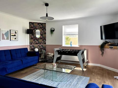 Communal lounge/ TV room, TV and multimedia, Living room, Seating area, Evening entertainment