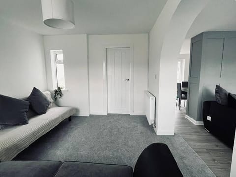 OurGreystones - Pet friendly home from home stay. House in Wales