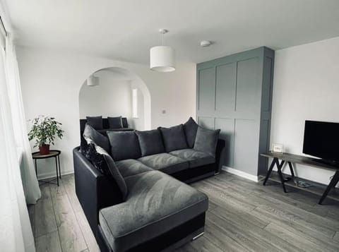 OurGreystones - Pet friendly home from home stay. House in Wales