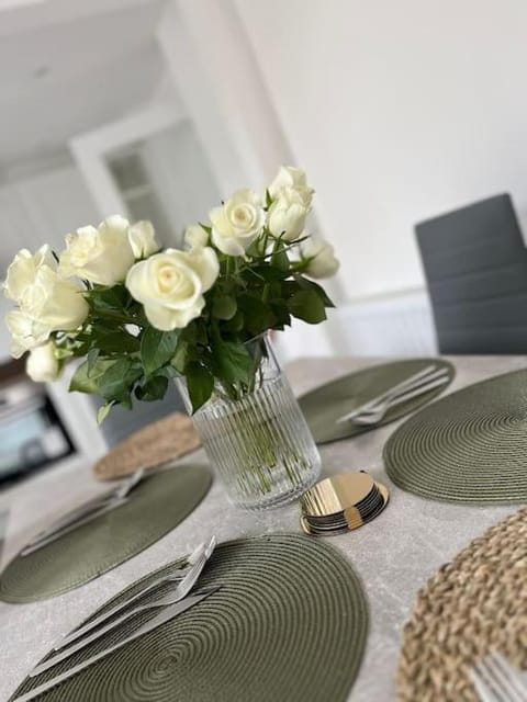 OurGreystones - Pet friendly home from home stay. House in Wales