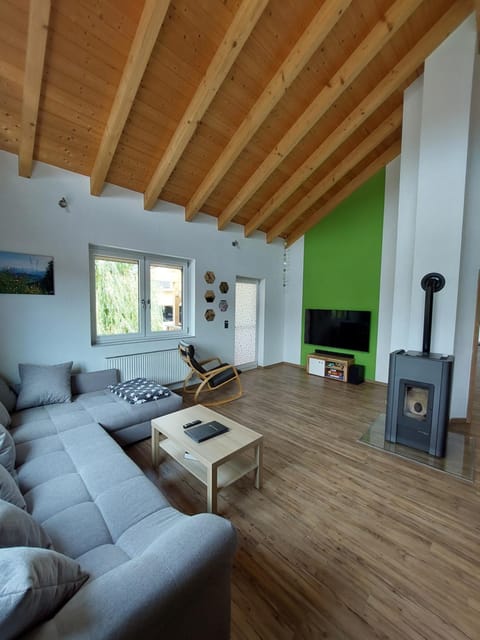 Communal lounge/ TV room, TV and multimedia, Living room, Seating area, Evening entertainment
