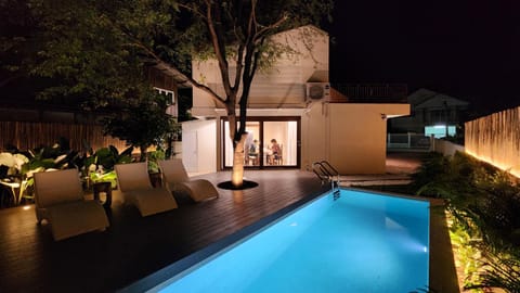 Property building, Night, Garden, Balcony/Terrace, Swimming pool, sunbed