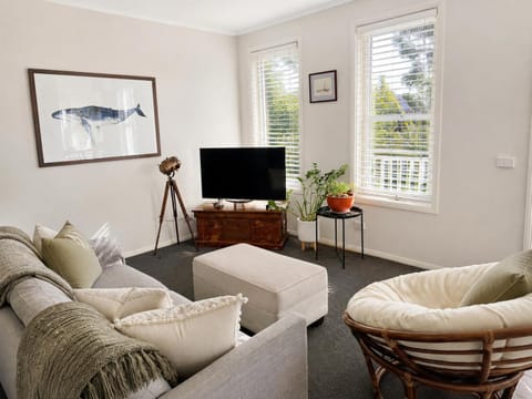 TV and multimedia, Living room, Seating area, Garden view
