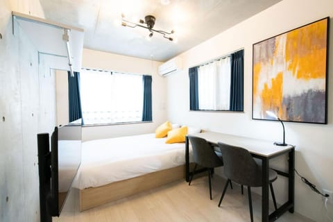 Bed, TV and multimedia, Seating area, Bedroom