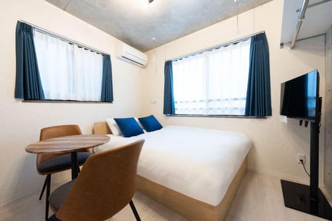 Bed, TV and multimedia, Seating area, Bedroom