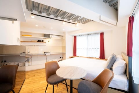 Bed, Kitchen or kitchenette, Seating area, Bedroom, stove