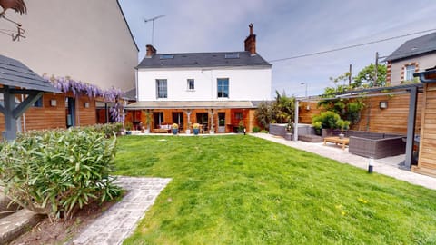 Property building, Day, Garden, Garden view