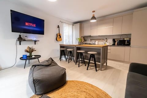 TV and multimedia, Kitchen or kitchenette, Living room, Seating area