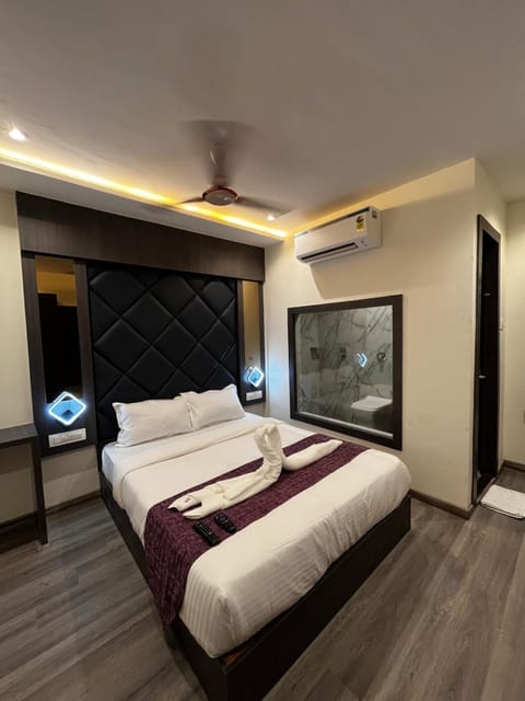 Bed, TV and multimedia, Photo of the whole room, Bedroom, towels, air conditioner