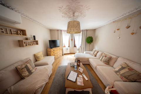 Communal lounge/ TV room, Living room, Seating area