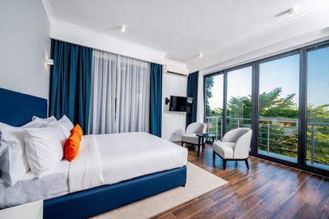 Bed, TV and multimedia, View (from property/room), Balcony/Terrace, Photo of the whole room, Seating area, Evening entertainment, Bedroom