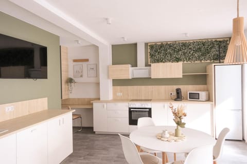 Communal lounge/ TV room, Kitchen or kitchenette, Dining area, minibar, pet friendly, stove