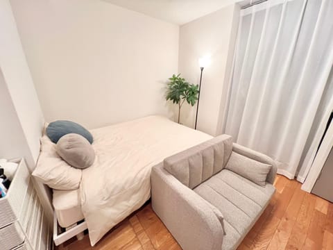 Bed, Living room, Photo of the whole room, Seating area, Bedroom