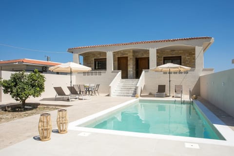 Property building, Patio, Day, View (from property/room), Balcony/Terrace, Pool view, Swimming pool, Swimming pool, sunbed