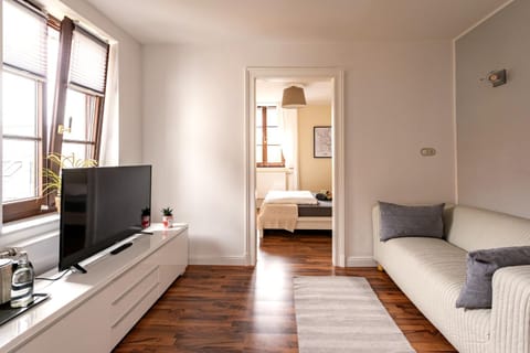 Bed, TV and multimedia, Photo of the whole room, Bedroom