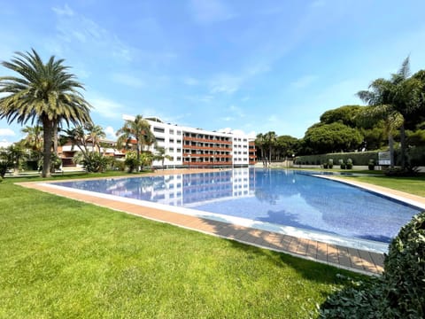 Property building, Day, Natural landscape, Garden, Swimming pool