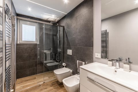 Shower, Toilet, Bathroom, bidet, towels