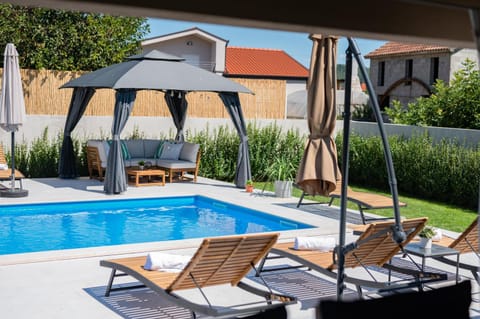 Patio, Day, Garden, Garden view, Pool view, Swimming pool, sunbed