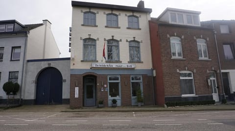 Property building, Facade/entrance, Property logo or sign, Neighbourhood