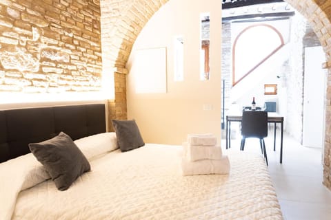 Bed, Living room, Photo of the whole room, towels, air conditioner