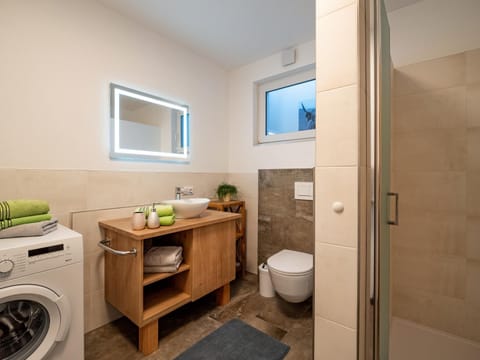 Shower, Toilet, Bathroom, towels, washing machine