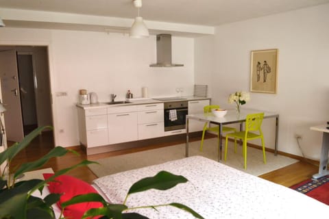 Kitchen or kitchenette, Photo of the whole room, Dining area