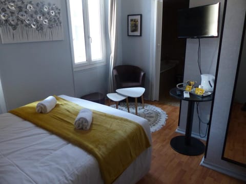 Bed, TV and multimedia, Photo of the whole room, Seating area, Bedroom