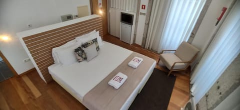 Bed, Bedroom, minibar, sunbed, towels