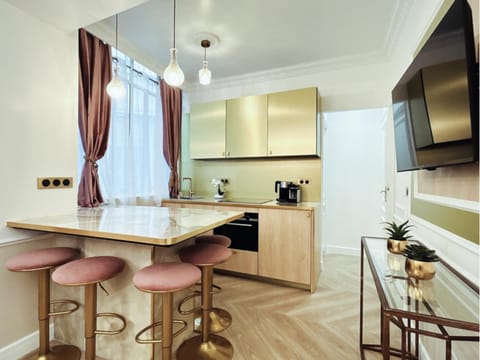 Property building, TV and multimedia, Coffee/tea facilities, Kitchen or kitchenette, Dining area, stove