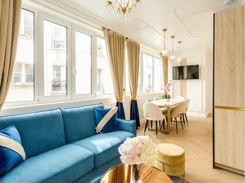 Communal lounge/ TV room, TV and multimedia, Living room, Seating area, Dining area