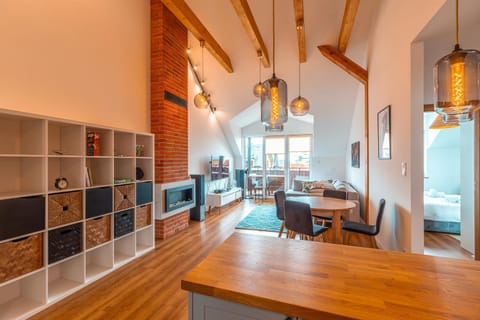 TV and multimedia, Kitchen or kitchenette, Living room, Seating area, Dining area