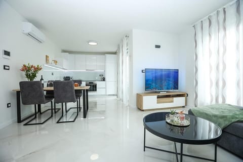 Communal lounge/ TV room, Kitchen or kitchenette, Dining area
