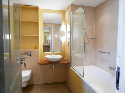 Shower, Toilet, Bathroom, Bath, towels