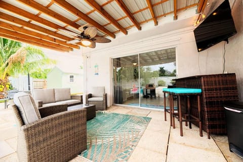 Beach Vacation Home 4 BR w/ Pool near West Palm Beach House in Lake Worth