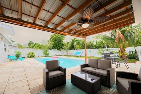 Beach Vacation Home 4 BR w/ Pool near West Palm Beach House in Lake Worth