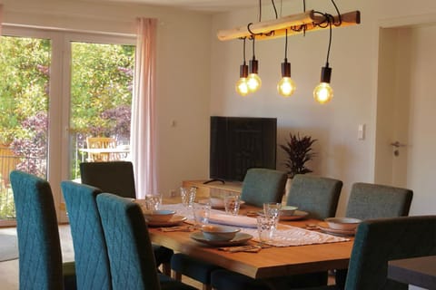 Communal lounge/ TV room, TV and multimedia, Living room, Seating area, Dining area, Evening entertainment