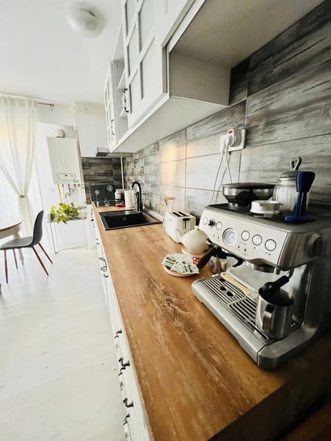 Coffee/tea facilities, Kitchen or kitchenette, Dining area