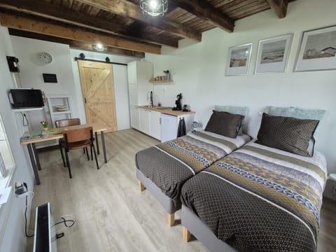 Property building, Bed, Kitchen or kitchenette, Photo of the whole room, Dining area, Bedroom