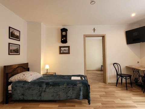 Bed, TV and multimedia, Living room, Photo of the whole room, Seating area, Bedroom