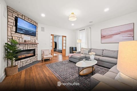 4BR for 10, Near Ark, High-Tech Kitchen, Parking! House in Williamstown