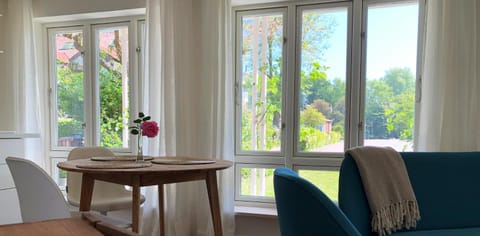 Garden, Living room, Decorative detail, Seating area, Dining area, Garden view, Area and facilities, Breakfast, Dinner, Sunrise, Quiet street view