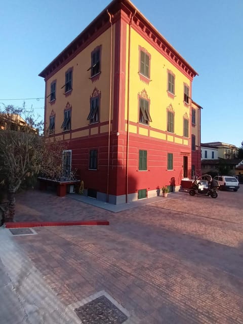 Property building, Neighbourhood, Parking
