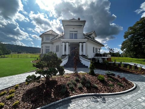 Property building, Spring, Day, Natural landscape, Garden, Garden view, Mountain view