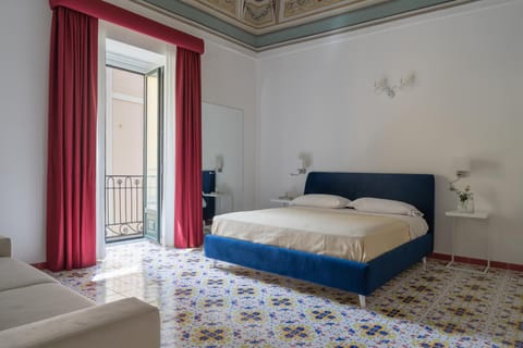 Bed, Photo of the whole room, Seating area, Bedroom