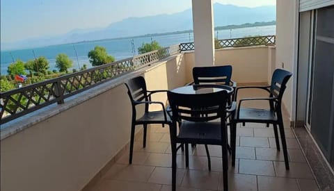 Natural landscape, Balcony/Terrace, Seating area, Dining area, Mountain view