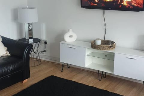 A&S properties, no guest fees, with drive and near city centre Apartment in Wolverhampton