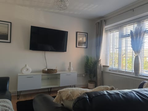 A&S properties, no guest fees, with drive and near city centre Apartment in Wolverhampton