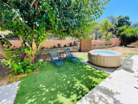 Spring, Day, Natural landscape, Garden, Hot Tub, Balcony/Terrace, Spa and wellness centre/facilities, Garden view, Pool view
