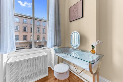 Bedroom, Street view