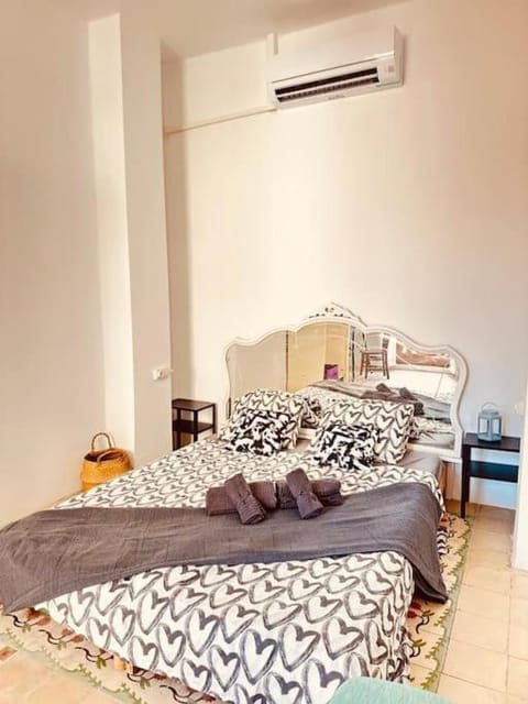 Bed, Bedroom, air conditioner